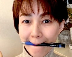 ペンをくわえると自然に口角アップ