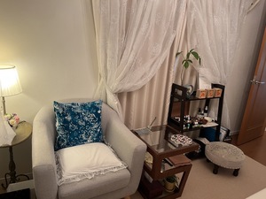 駅から徒歩15分。ターコイズブルーの落ち着いた空間で癒しのひとときを