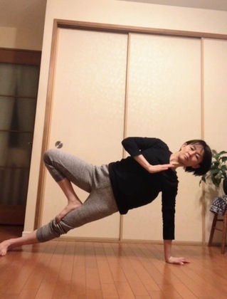 今、朝ヨガを受けています